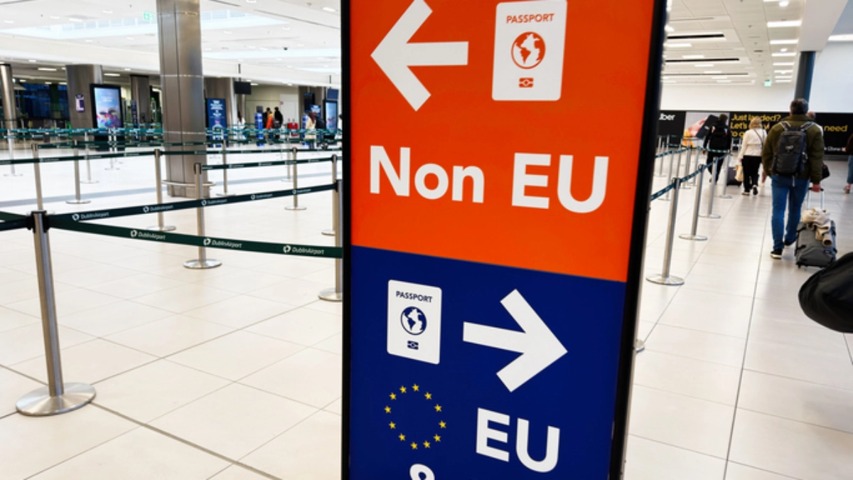 EU citizens lane airport sign