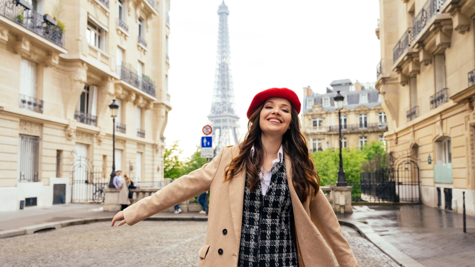 Young woman visiting paris and the eiffel tower
