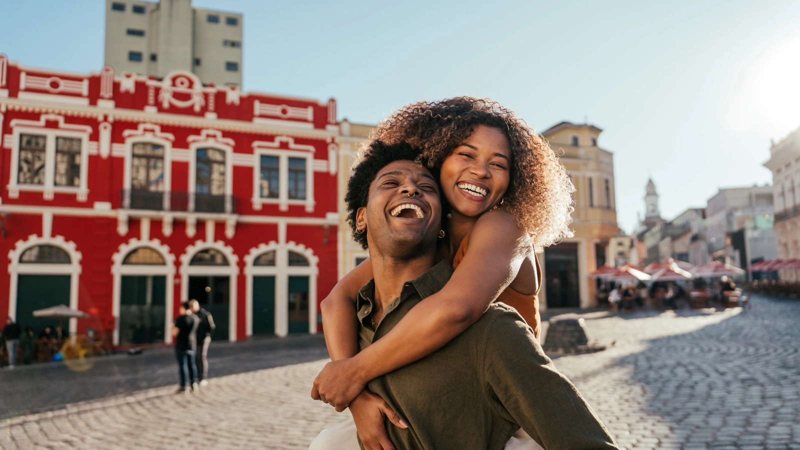 Woman on her boyfriend's back happy in the city